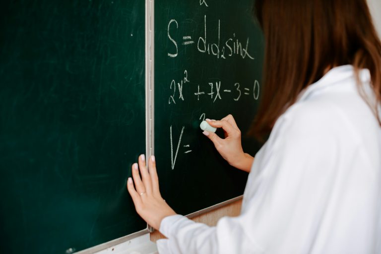 Elève au tableau en classe de maths