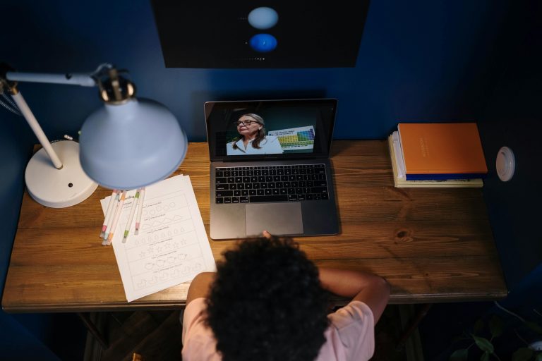 Professeure et son élève en cours de soutien scolaire en ligne